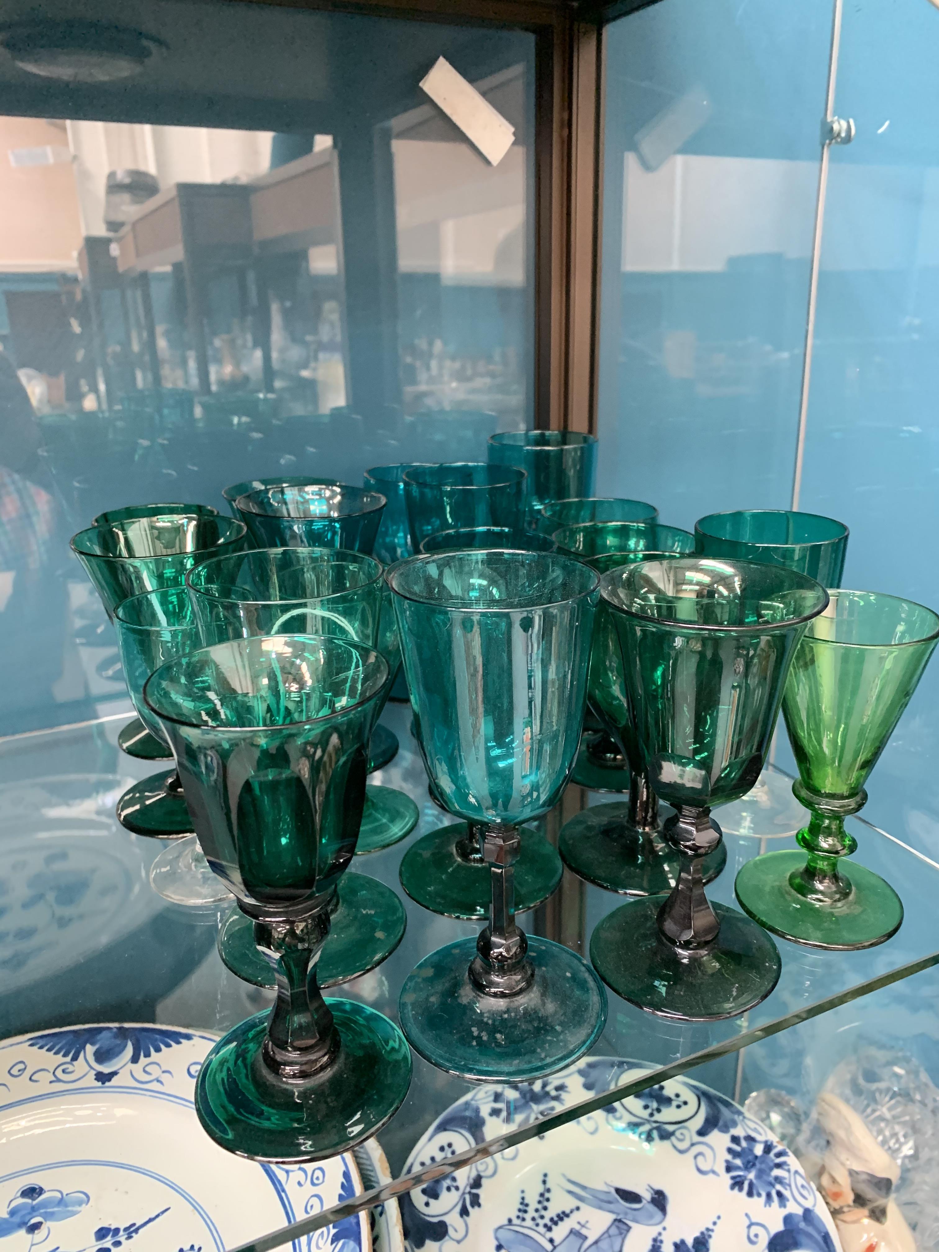 A COLLECTION OF TWENTY VICTORIAN GREEN GLASS WINES. (20)