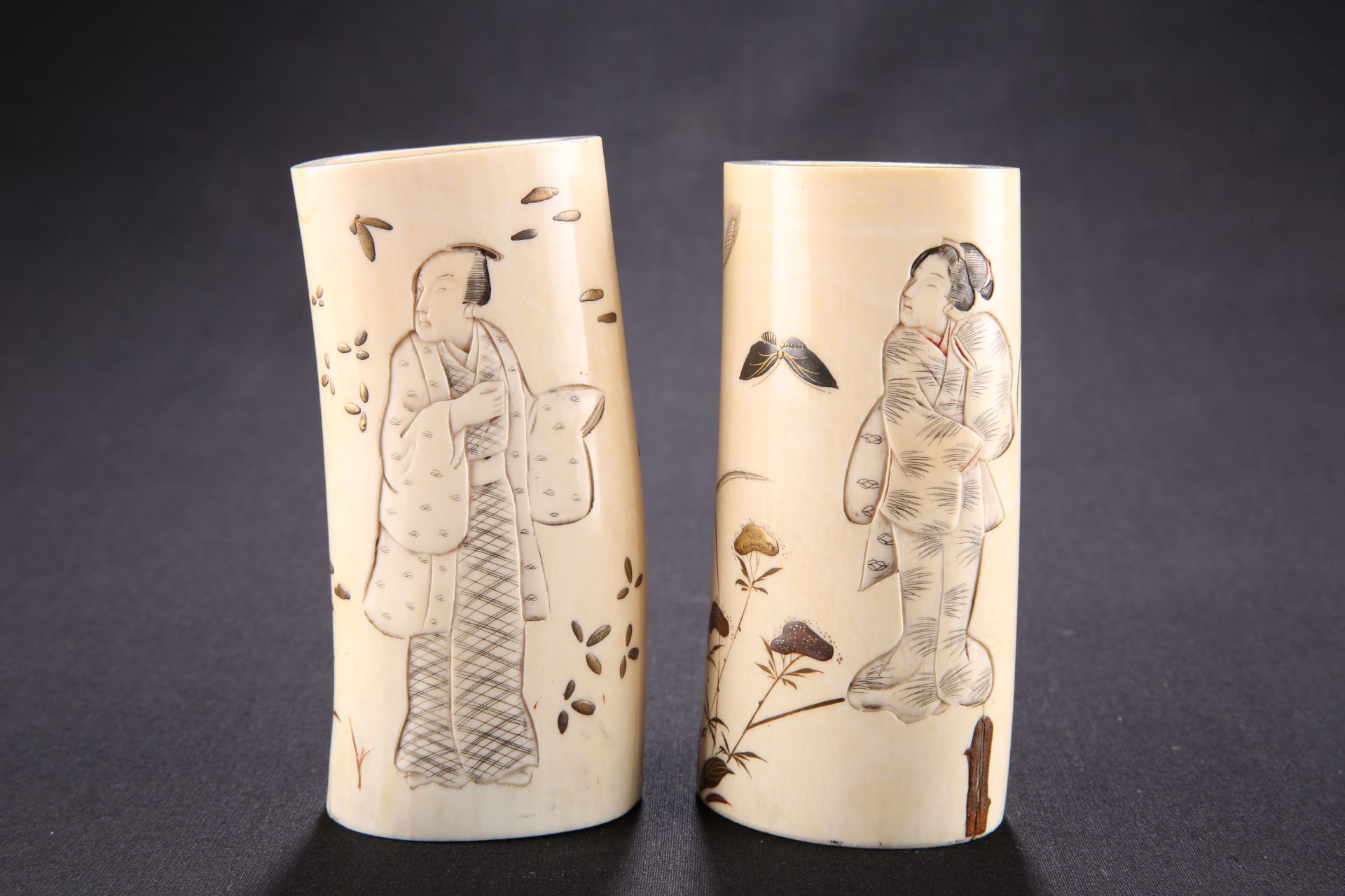 A PAIR OF JAPANESE MEIJI PERIOD CARVED IVORY AND LACQUERED TUSK VASES - Bild 2 aus 2