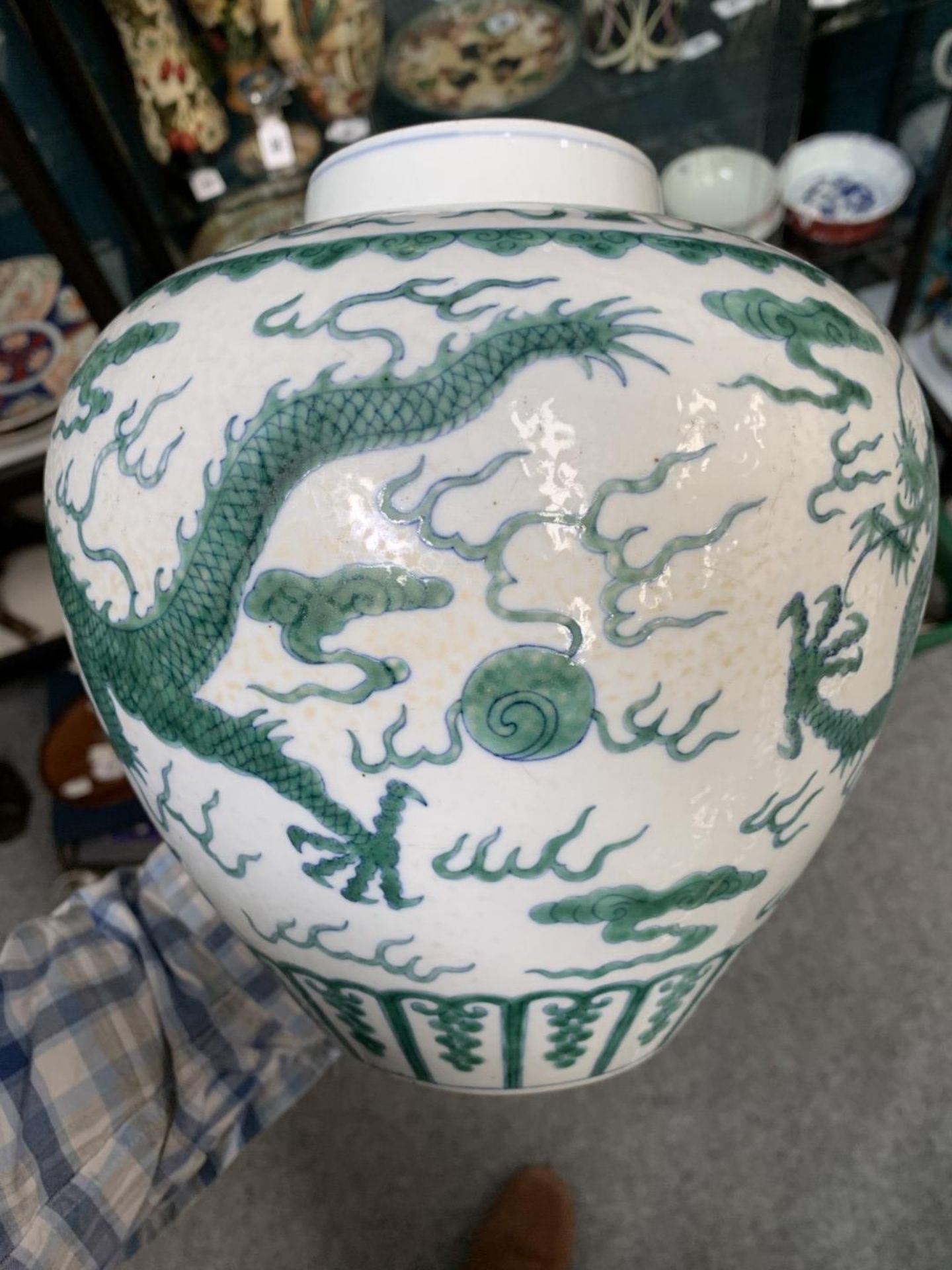 A CHINESE DRAGON VASE - Bild 6 aus 8