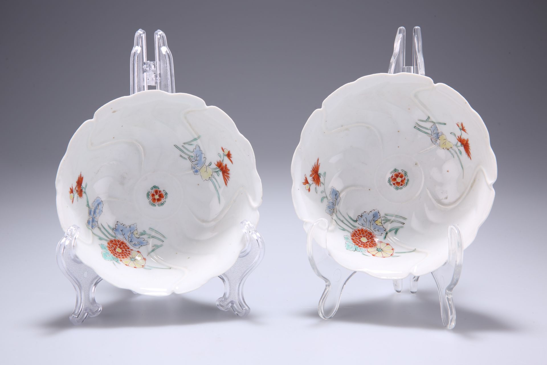 A PAIR OF JAPANESE KAKIEMON BOWLS - Bild 3 aus 10