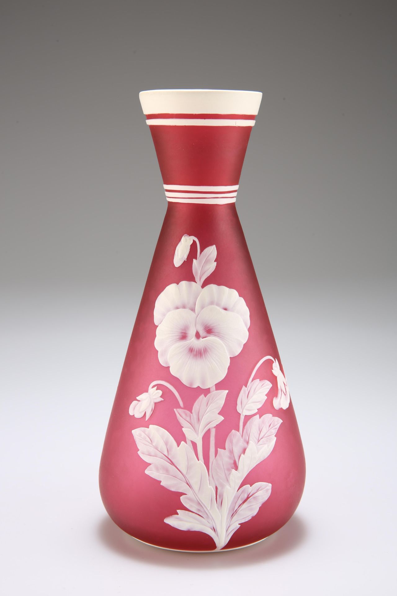 AN ENGLISH CAMEO GLASS VASE, PROBABLY BY THOMAS WEBB, LATE 19TH CENTURY,