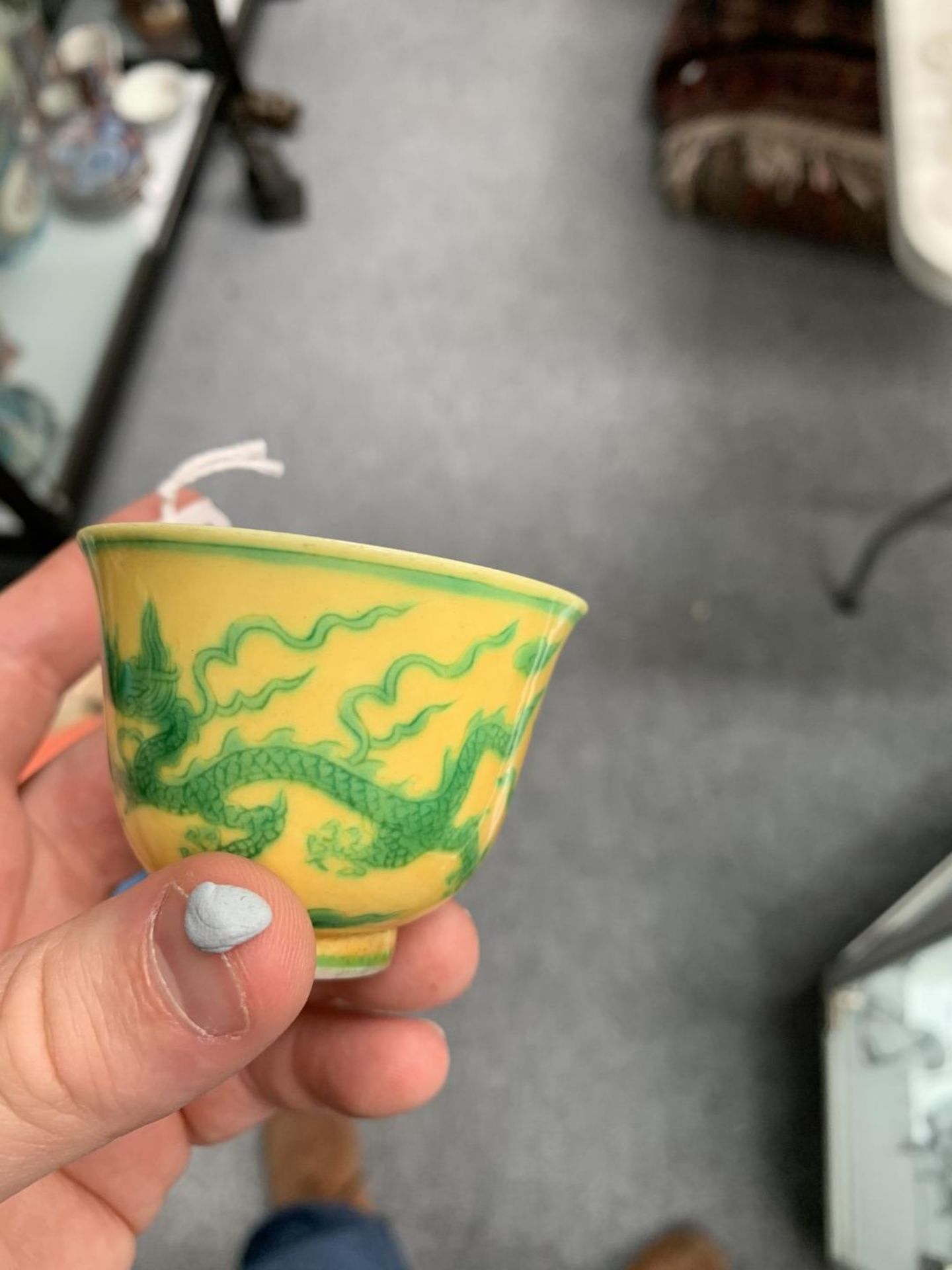 A CHINESE YELLOW GROUND BEAKER CUP - Bild 3 aus 10