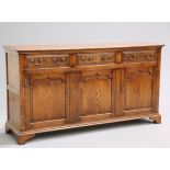 AN OAK DRESSER BASE, IN GEORGE III STYLE, 20TH CENTURY