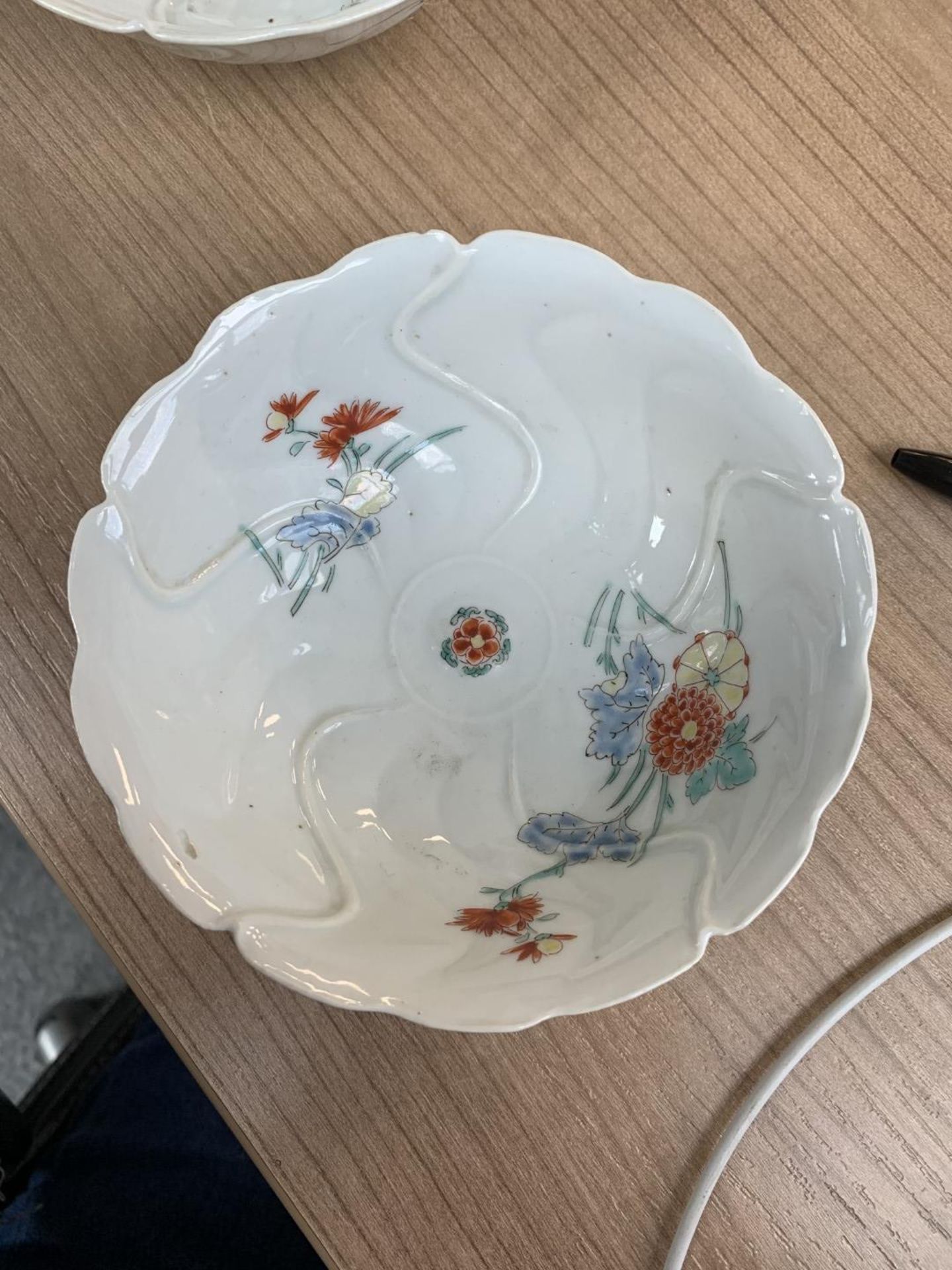 A PAIR OF JAPANESE KAKIEMON BOWLS - Bild 6 aus 10