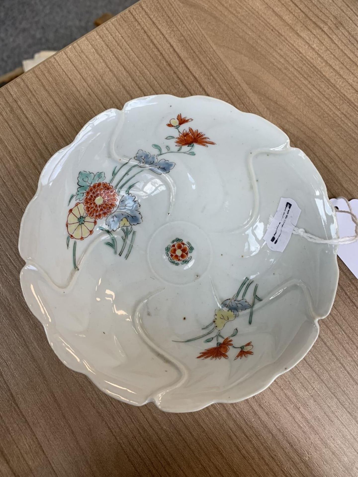 A PAIR OF JAPANESE KAKIEMON BOWLS - Bild 7 aus 10