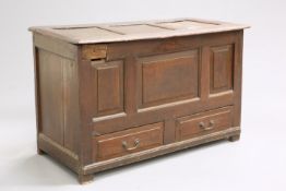 AN EARLY 18TH CENTURY OAK MULE CHEST