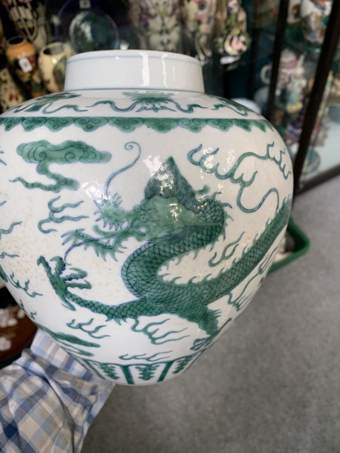 A CHINESE DRAGON VASE - Bild 7 aus 8