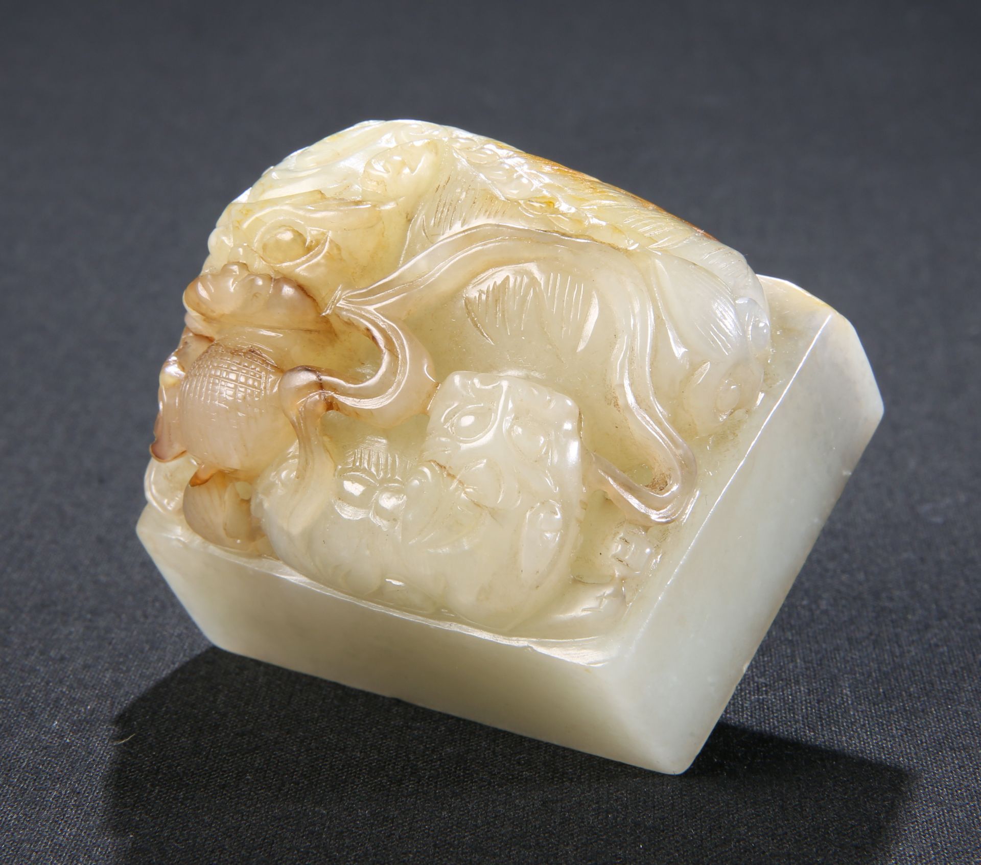 A CHINESE CELADON JADE SEAL - Image 3 of 4