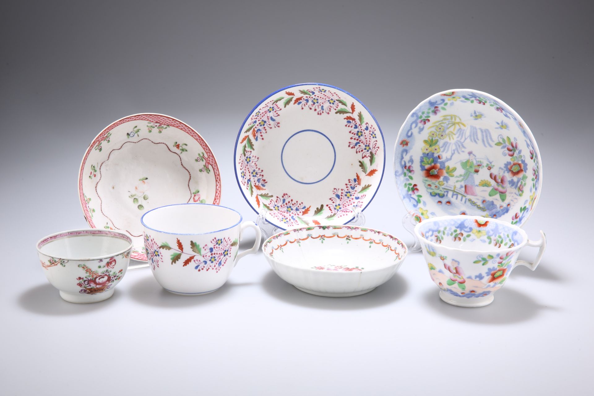 A GROUP OF 18TH AND 19TH CENTURY TEA BOWLS, CUPS AND SAUCERS