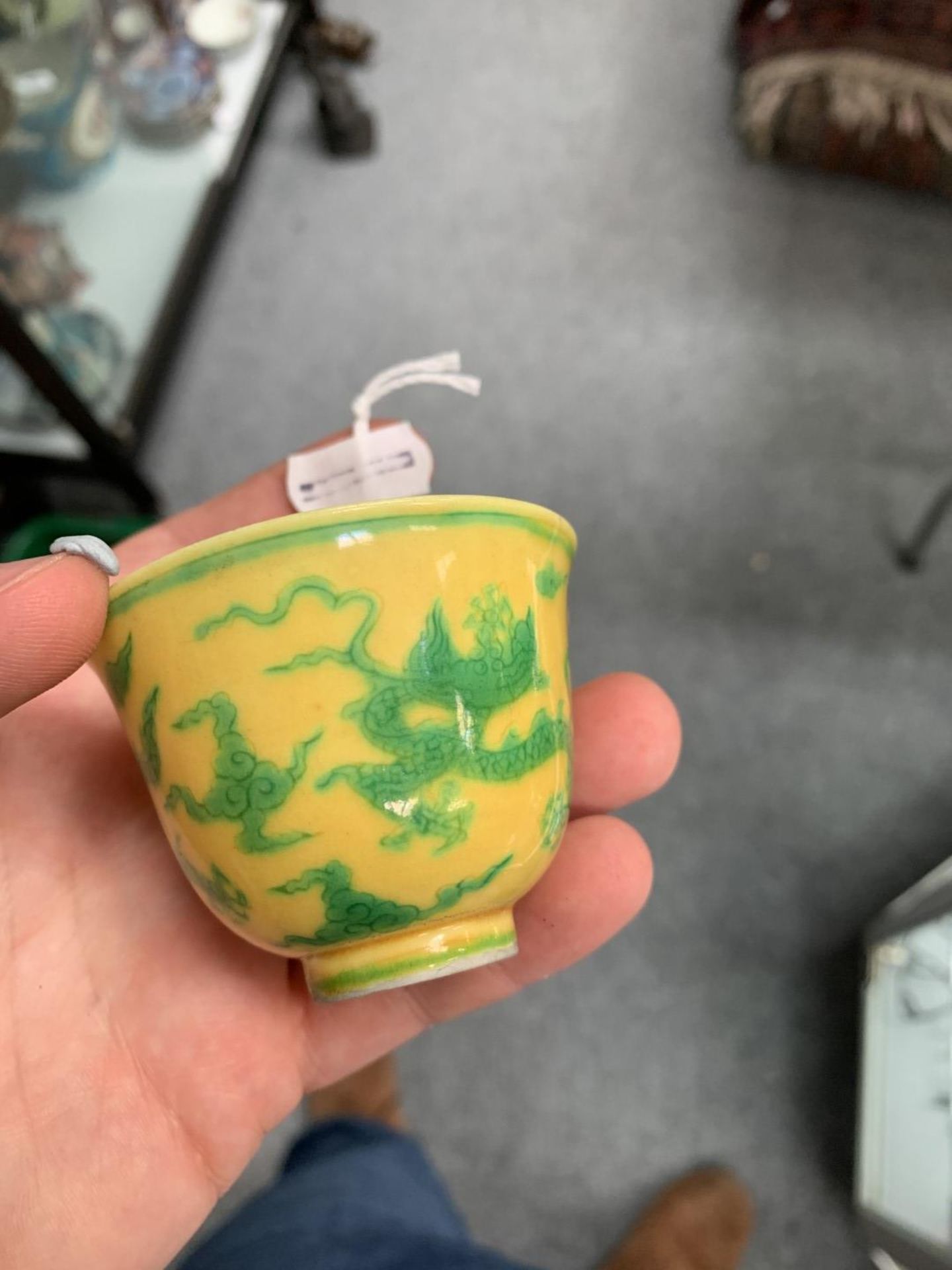 A CHINESE YELLOW GROUND BEAKER CUP - Bild 6 aus 10