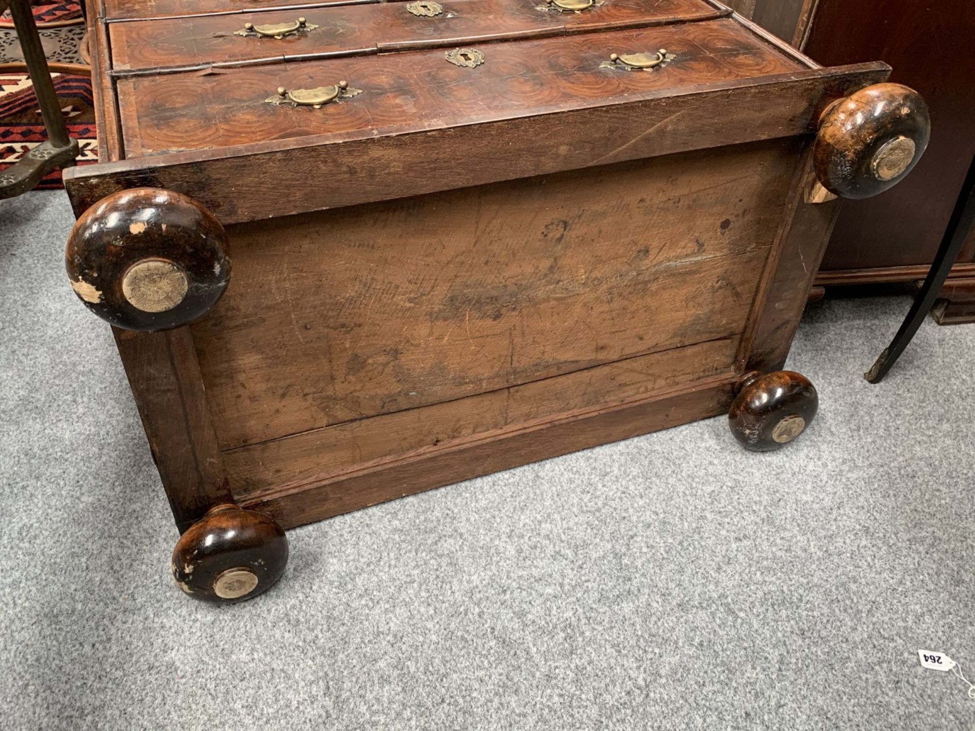 A WILLIAM AND MARY OYSTER VENEERED CHEST OF DRAWERS - Bild 9 aus 9