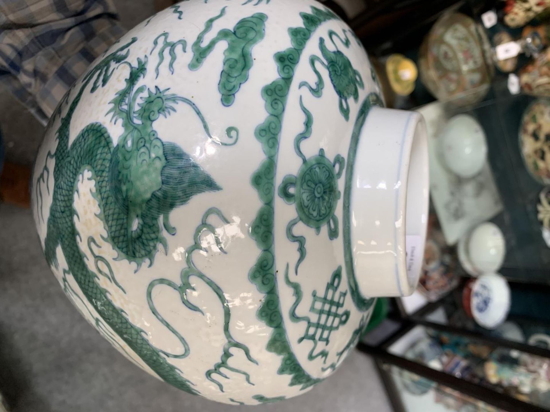 A CHINESE DRAGON VASE - Bild 4 aus 8