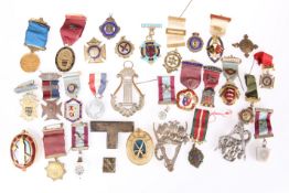 A LEATHER COLLAR BOX CONTAINING FRATERNAL SOCIETY JEWELS AND MEDALS,
