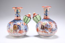 A PAIR OF CHINESE IMARI KENDI