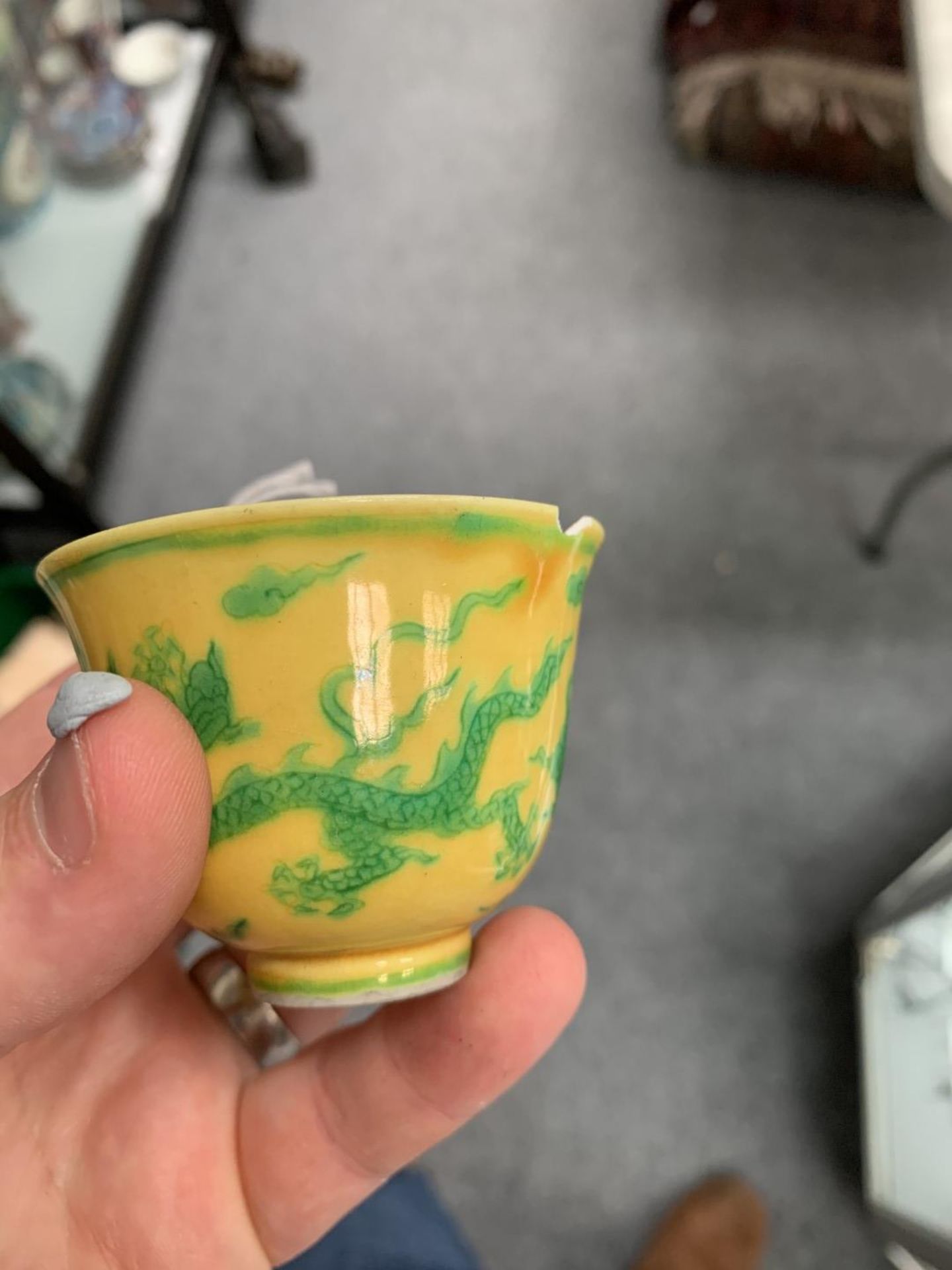 A CHINESE YELLOW GROUND BEAKER CUP - Bild 4 aus 10