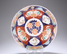 A LARGE JAPANESE IMARI CHARGER, LATE 19TH CENTURY