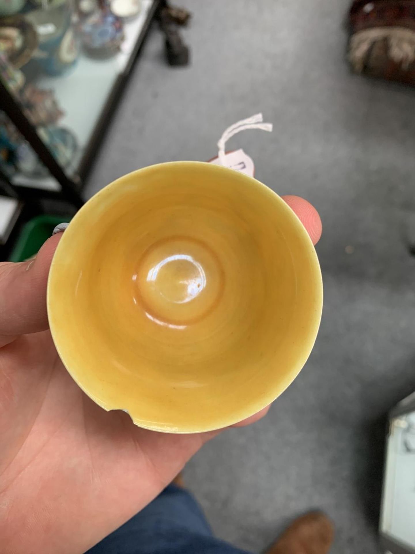 A CHINESE YELLOW GROUND BEAKER CUP - Bild 5 aus 10