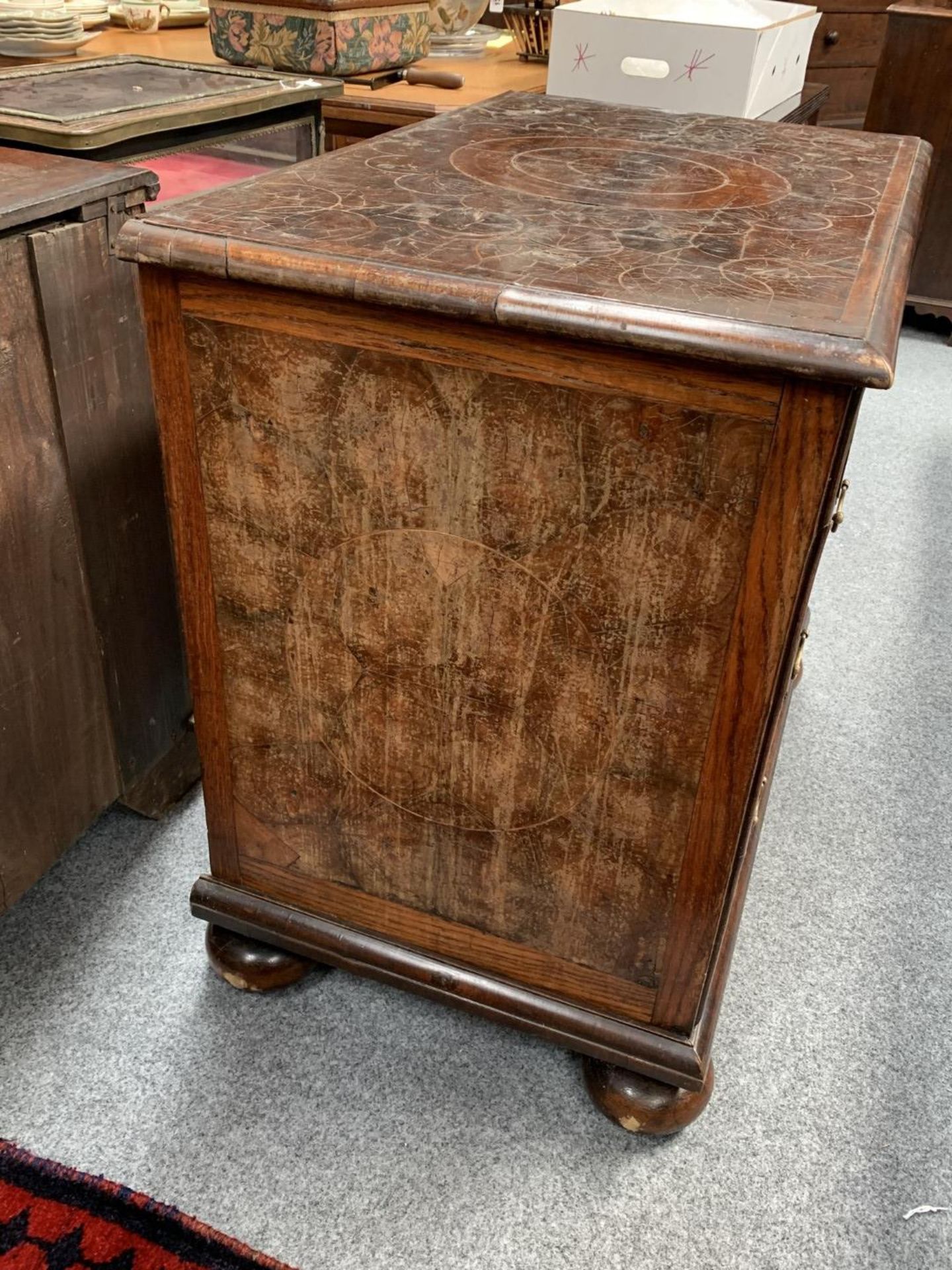 A WILLIAM AND MARY OYSTER VENEERED CHEST OF DRAWERS - Bild 5 aus 9