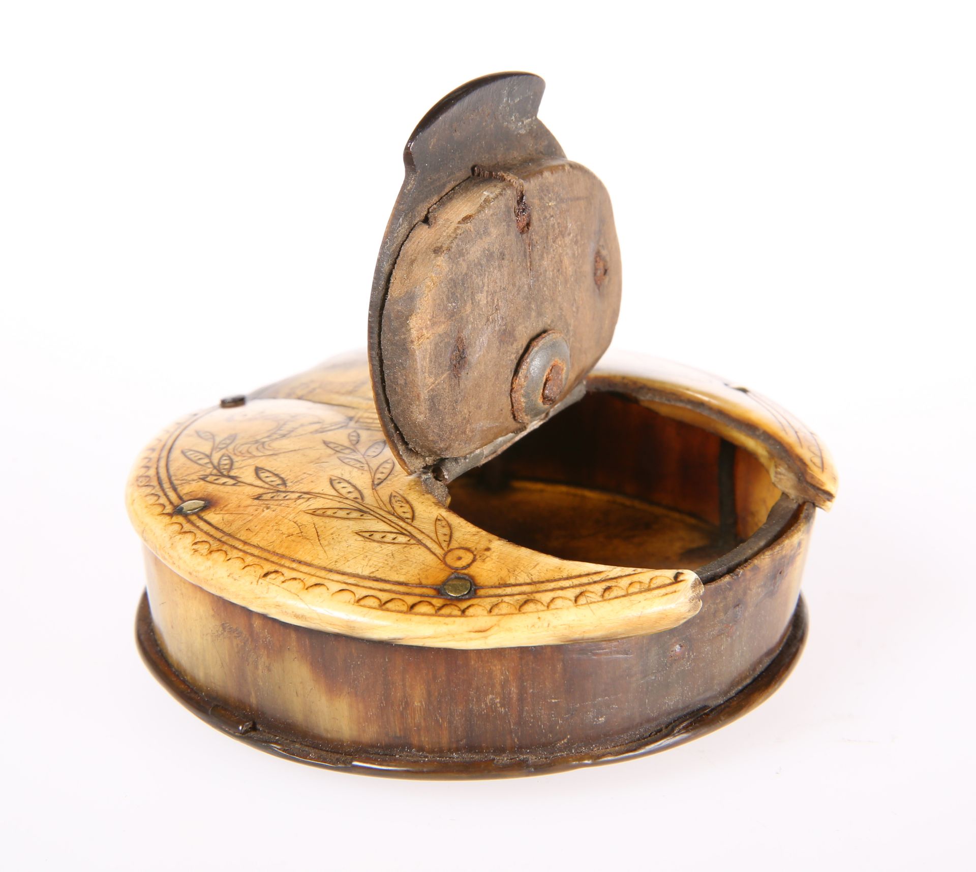AN EARLY 19TH CENTURY HORN SNUFF BOX - Image 3 of 4