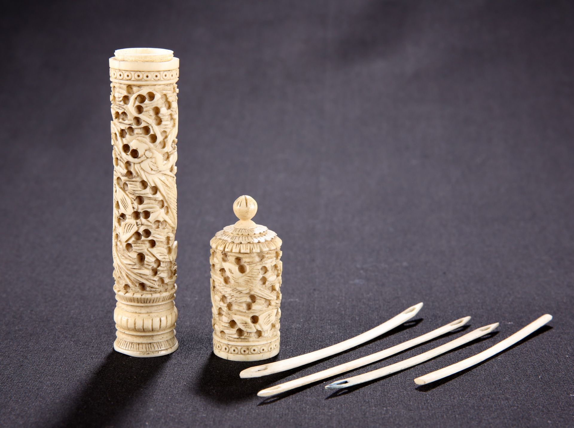 A CHINESE EXPORT BONE NEEDLE CASE