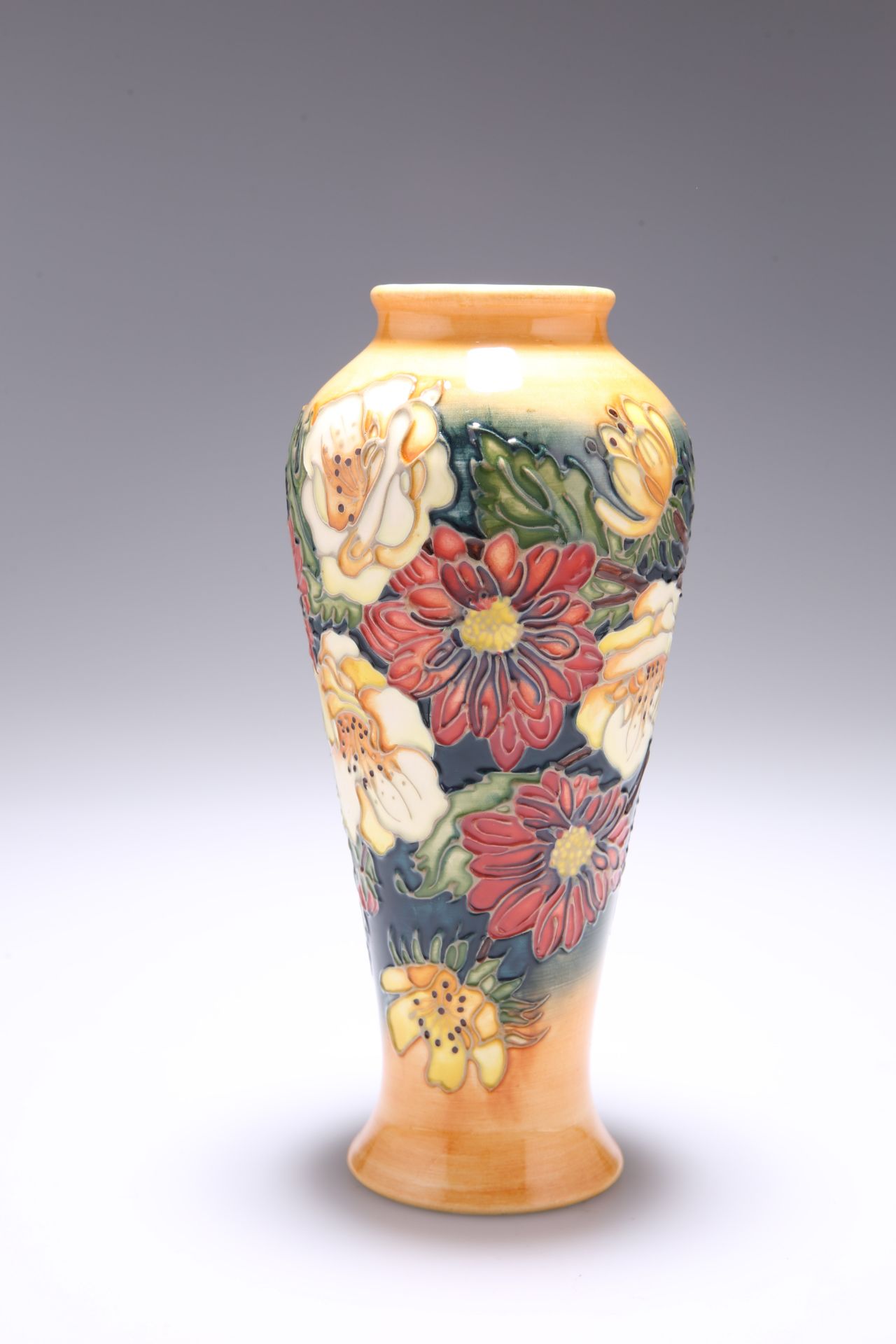 A MOORCROFT POTTERY COLLECTORS CLUB VASE - Bild 2 aus 2