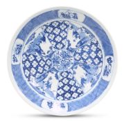 A CHINESE BLUE AND WHITE PORCELAIN CHARGER