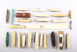 A GROUP OF TWENTY-FIVE ANTIQUE AND VINTAGE FOLDING KNIVES