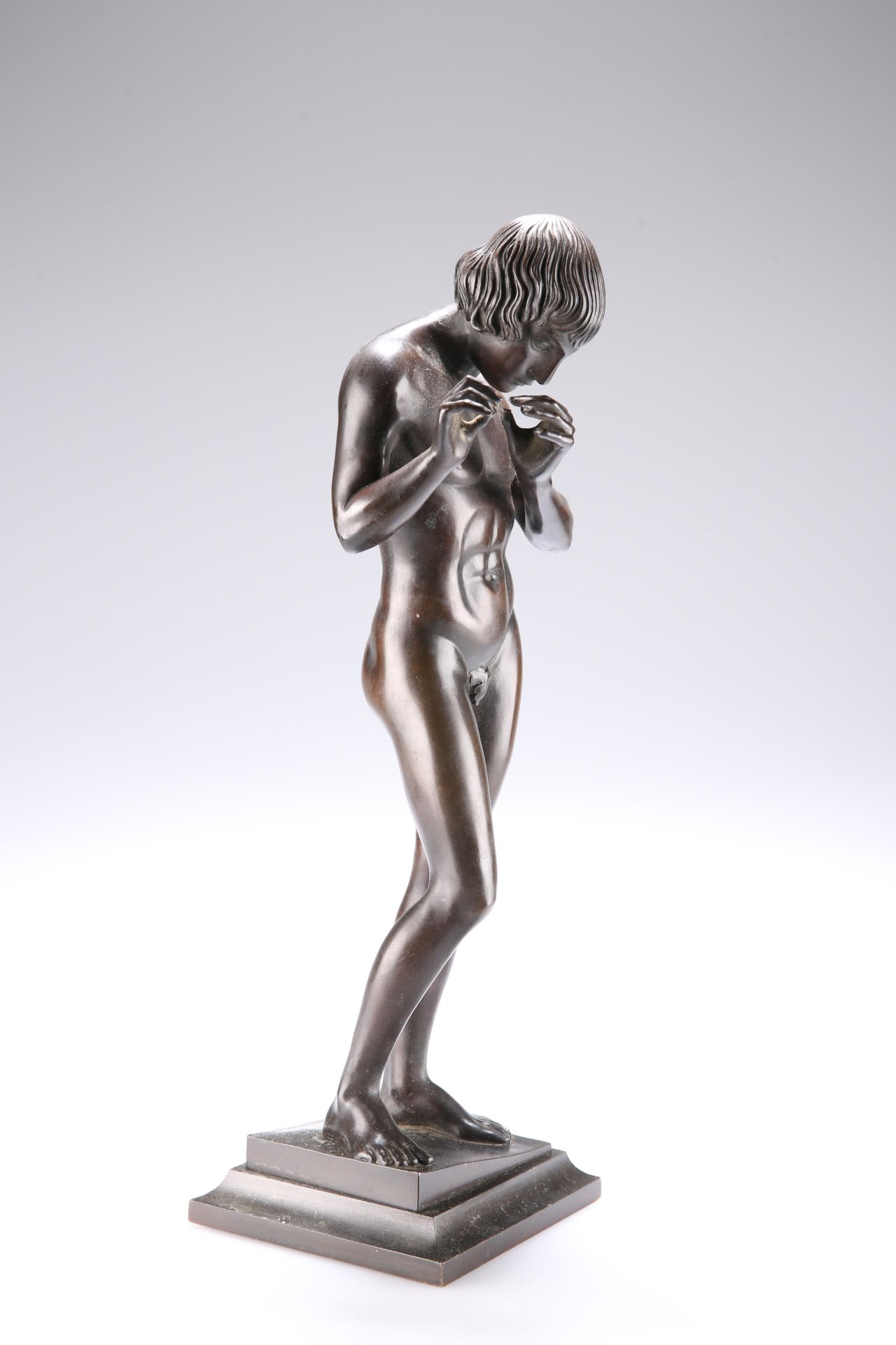 AN EARLY 20TH CENTURY PATINATED BRONZE FIGUR - Image 2 of 3