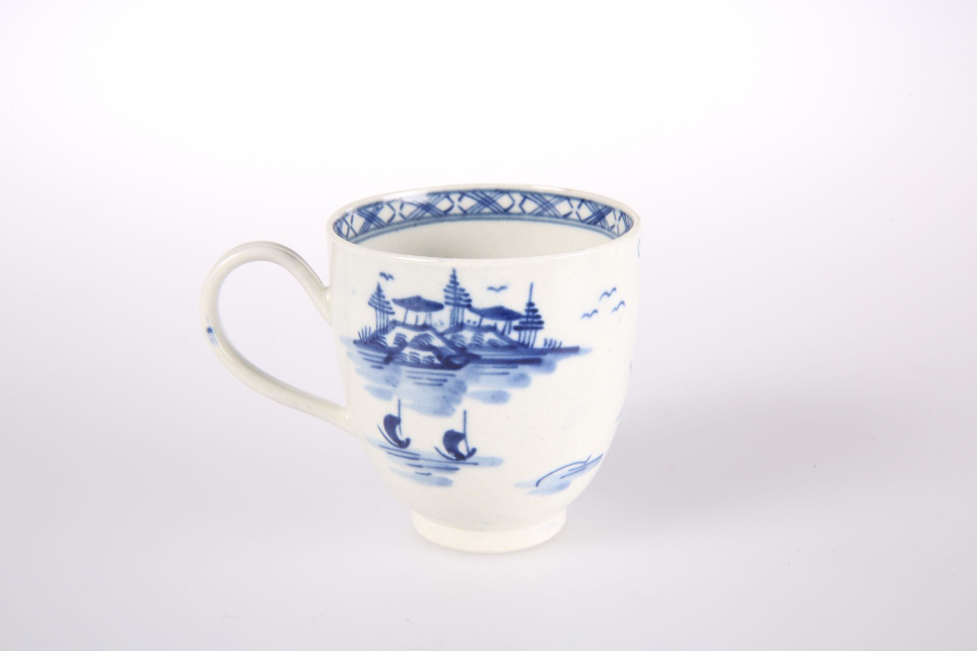 A WORCESTER BLUE AND WHITE COFFEE CUP, CIRCA 1770 - Bild 2 aus 2