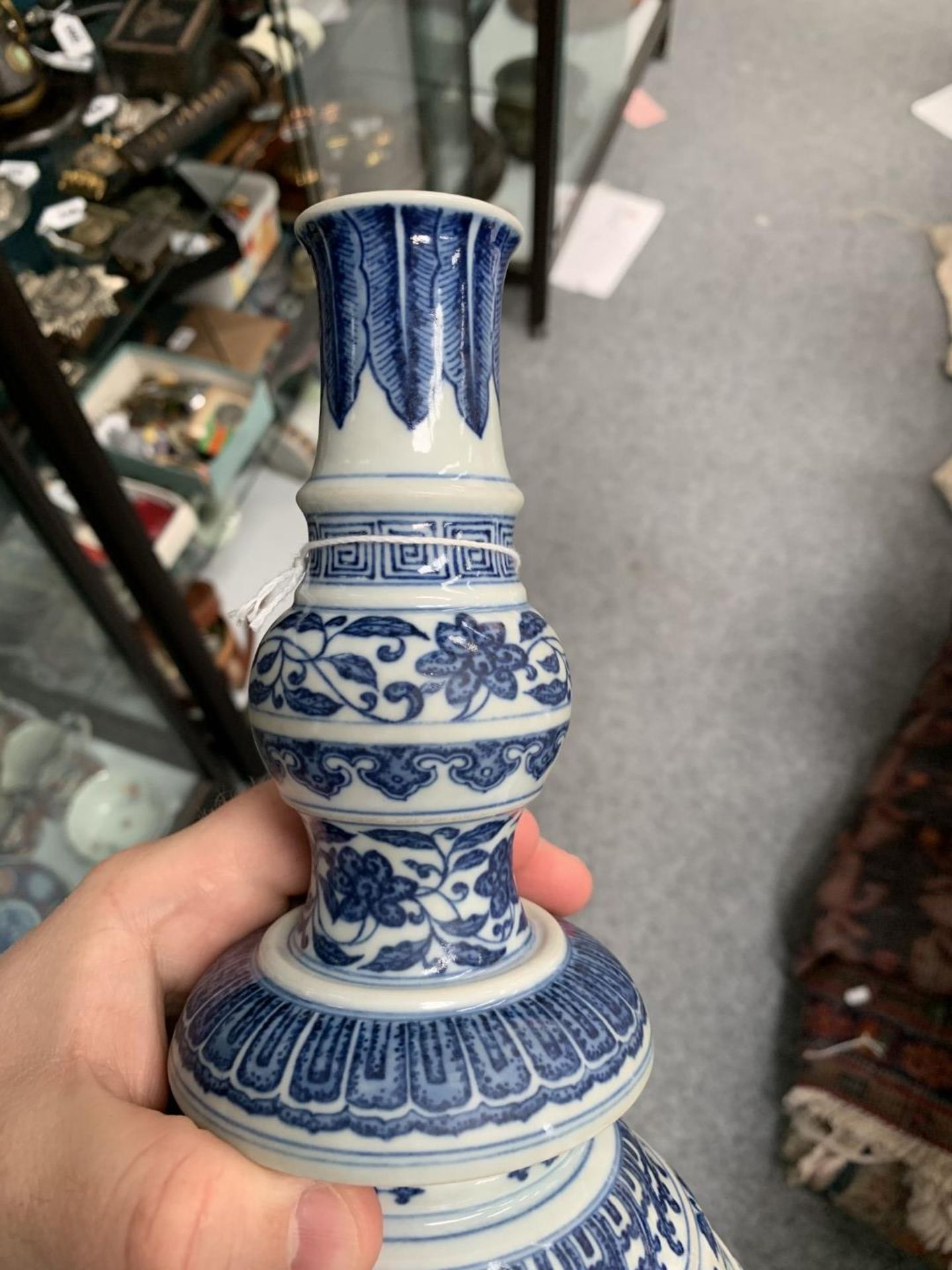 A PAIR OF CHINESE MING STYLE BLUE AND WHITE CANDLESTICKS - Image 10 of 10