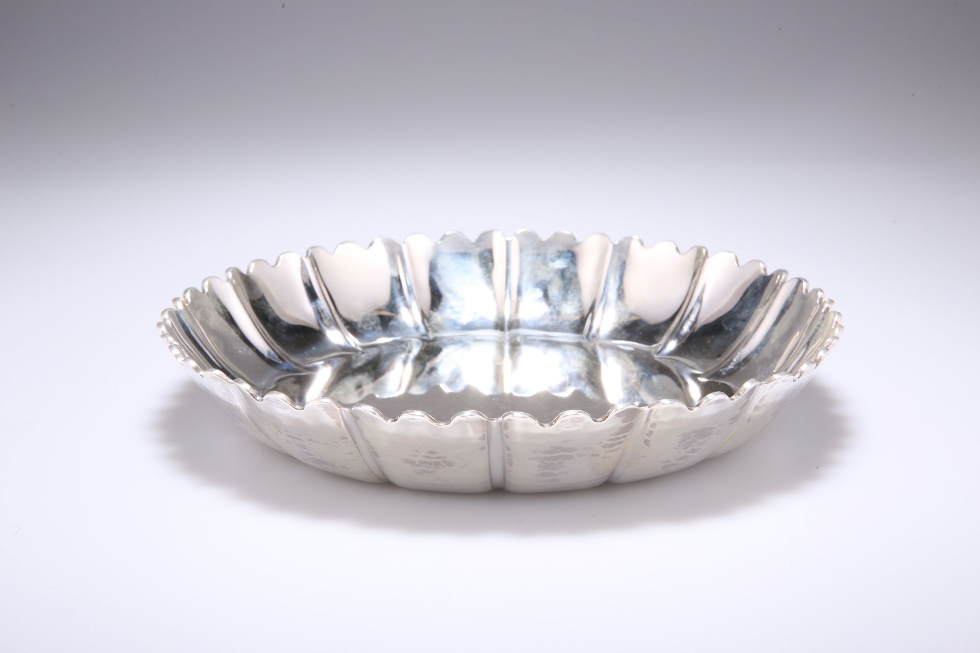 A GEORGE V SILVER STRAWBERRY DISH - Image 2 of 3