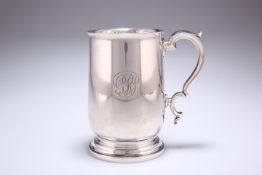 A GEORGE V SILVER TANKARD