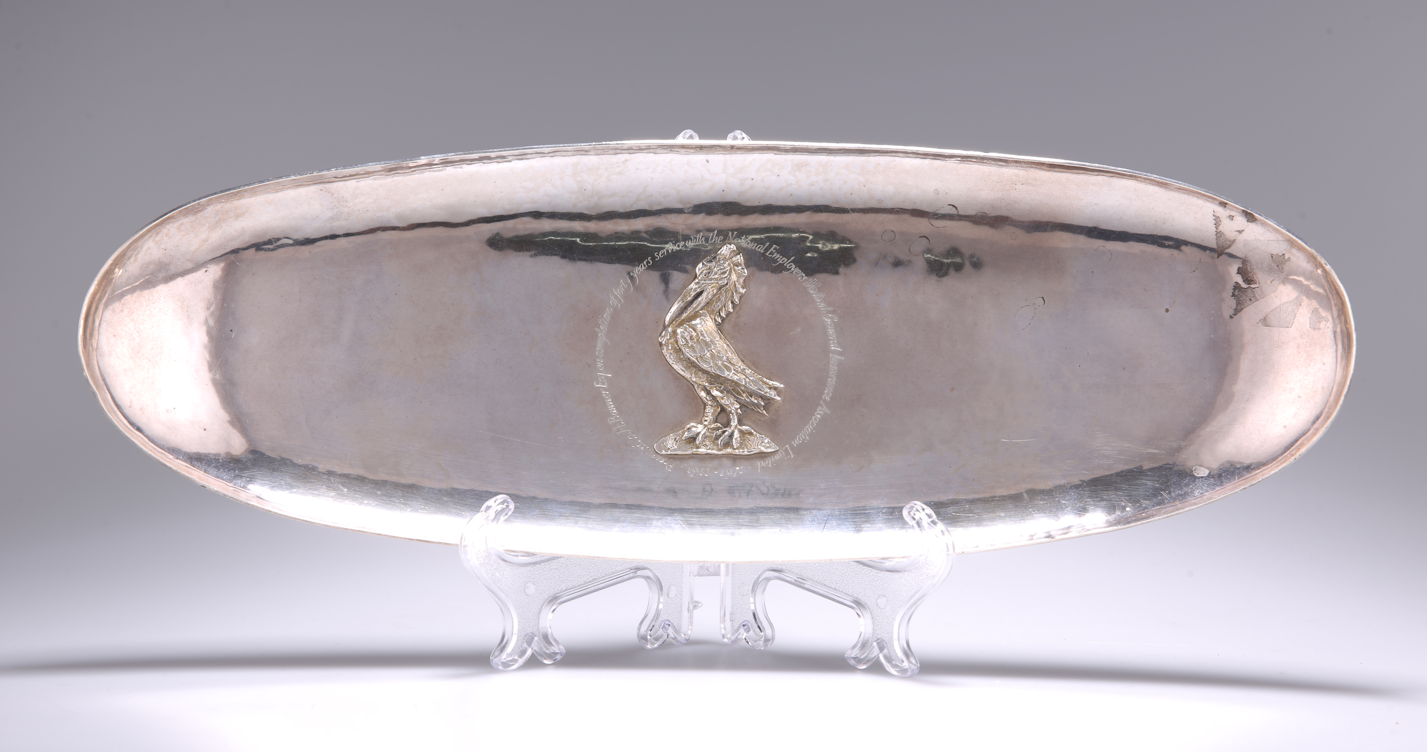 A CONTEMPORARY SILVER OVAL DISH, by Leslie Durbin London 1971, of oval planished form, with