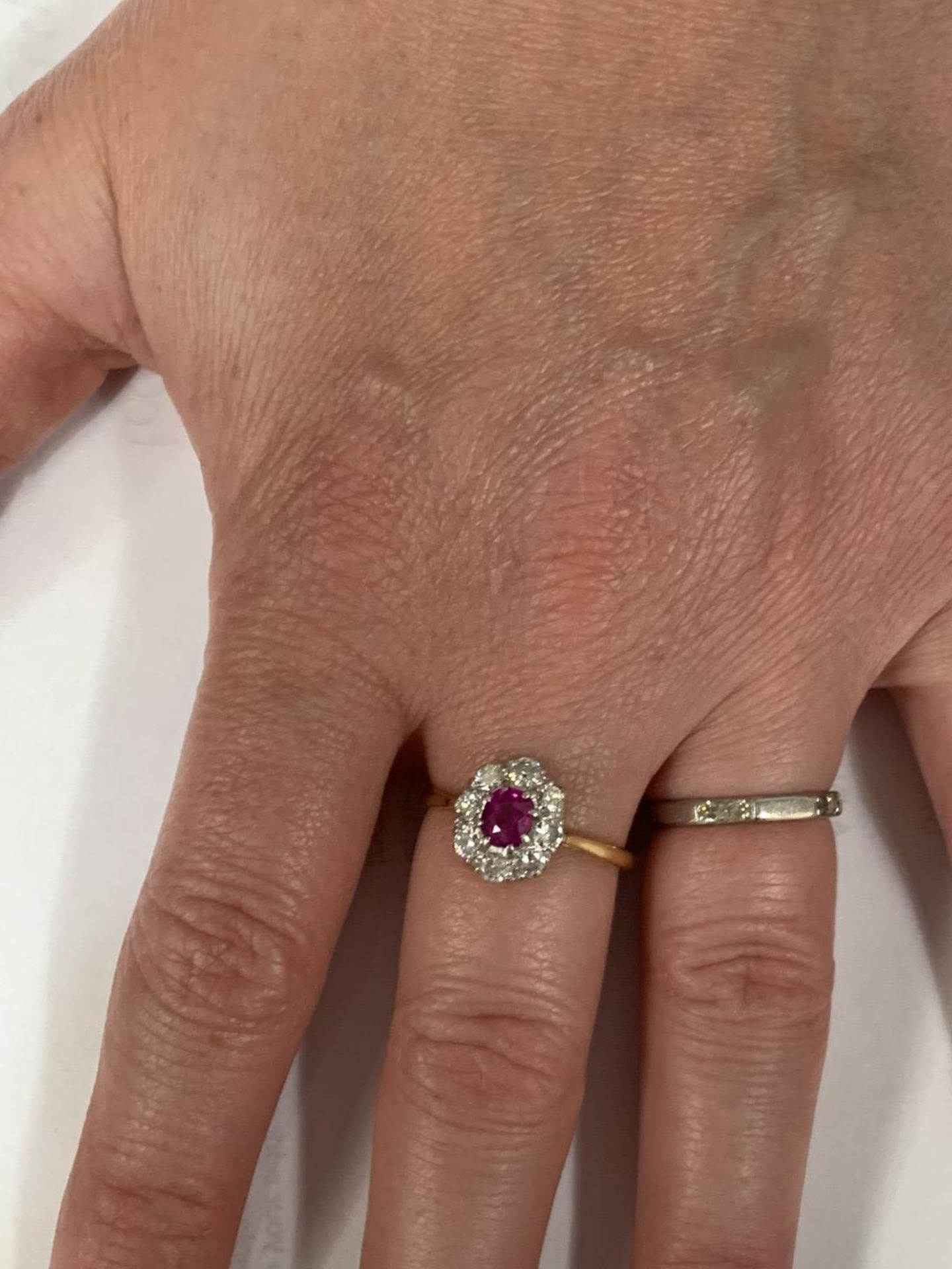 A RUBY AND DIAMOND CLUSTER RING - Image 3 of 8
