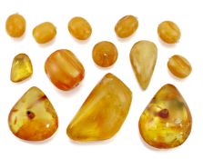 A QUANTITY OF LOOSE AMBER NUGGETS AND BEADS,