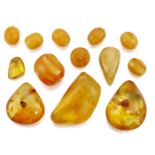 A QUANTITY OF LOOSE AMBER NUGGETS AND BEADS,