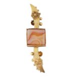 A 9CT AGATE BROOCH