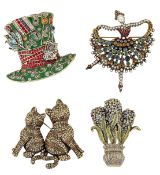 FOUR HEIDI DAUS BROOCHES, to include a 'Mad Hatter' style hat brooch, a pair of tabby cats brooch, a