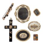 A LATE GEORGIAN MOURNING BROOCH AND A QUANTITY OF MEMORIAL JEWELLERY AND OTHERS