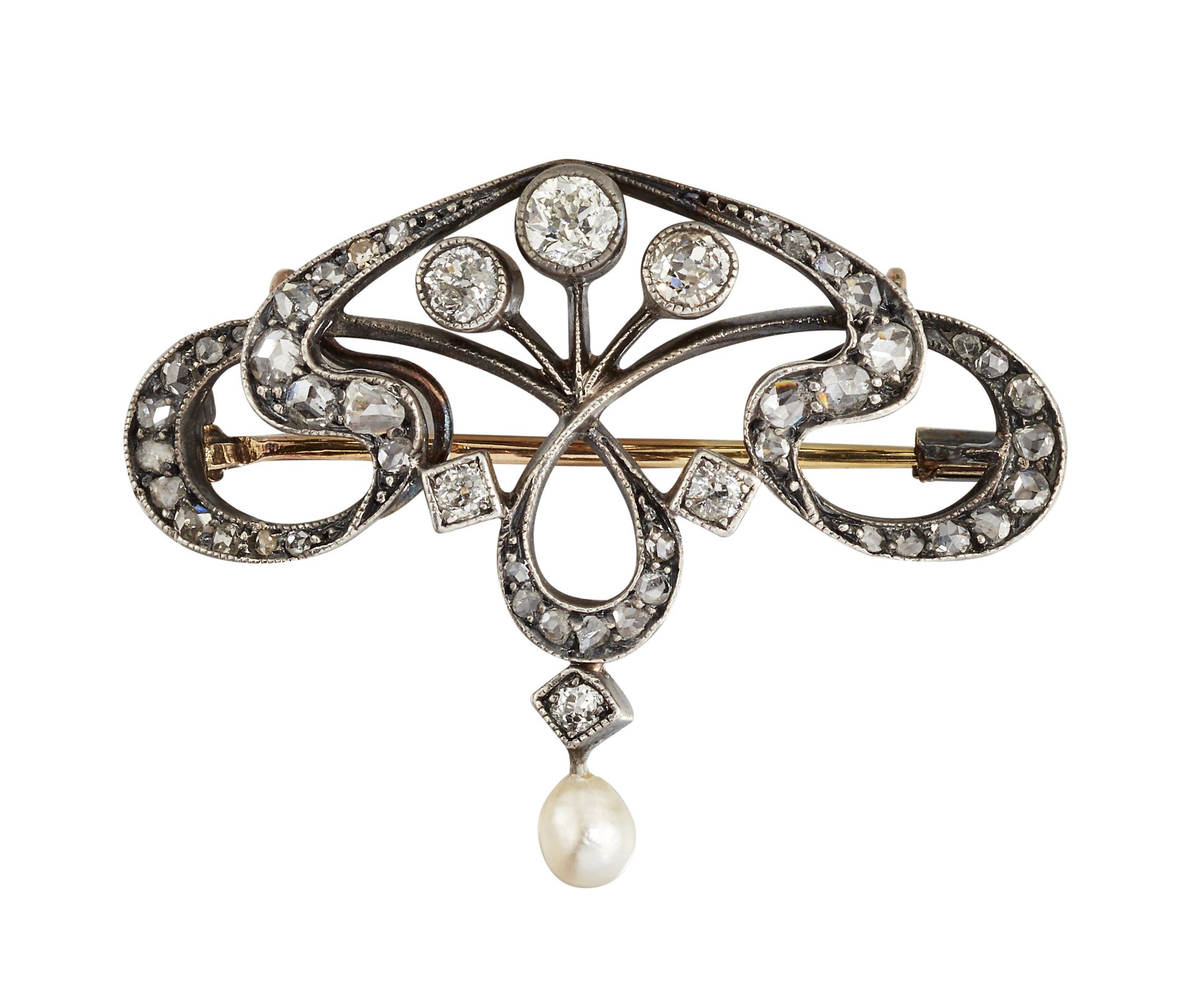 AN EARLY 20TH CENTURY DIAMOND AND PEARL BROOCH