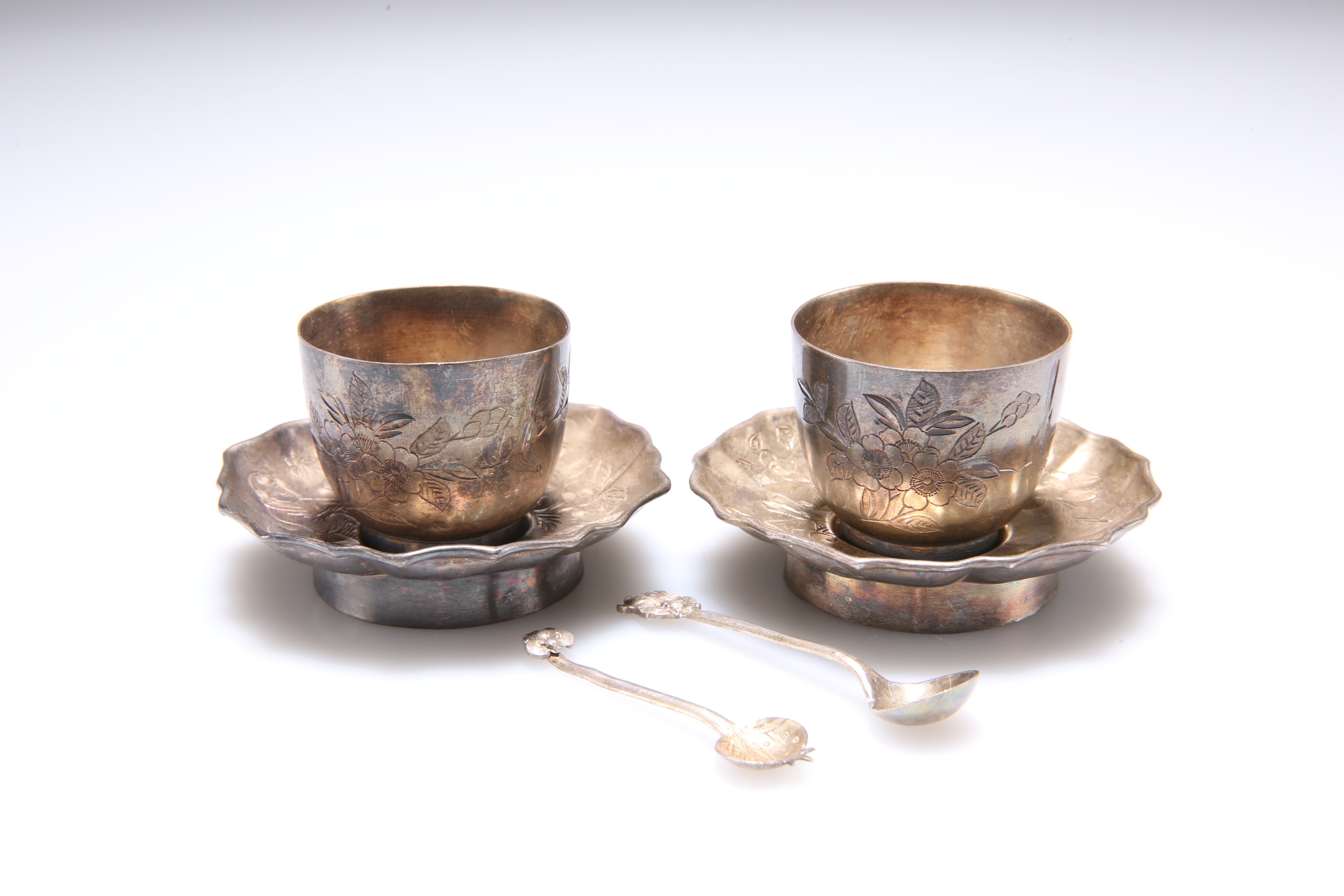 A PAIR OF CHINESE EXPORT SILVER CUPS AND SAUCERS