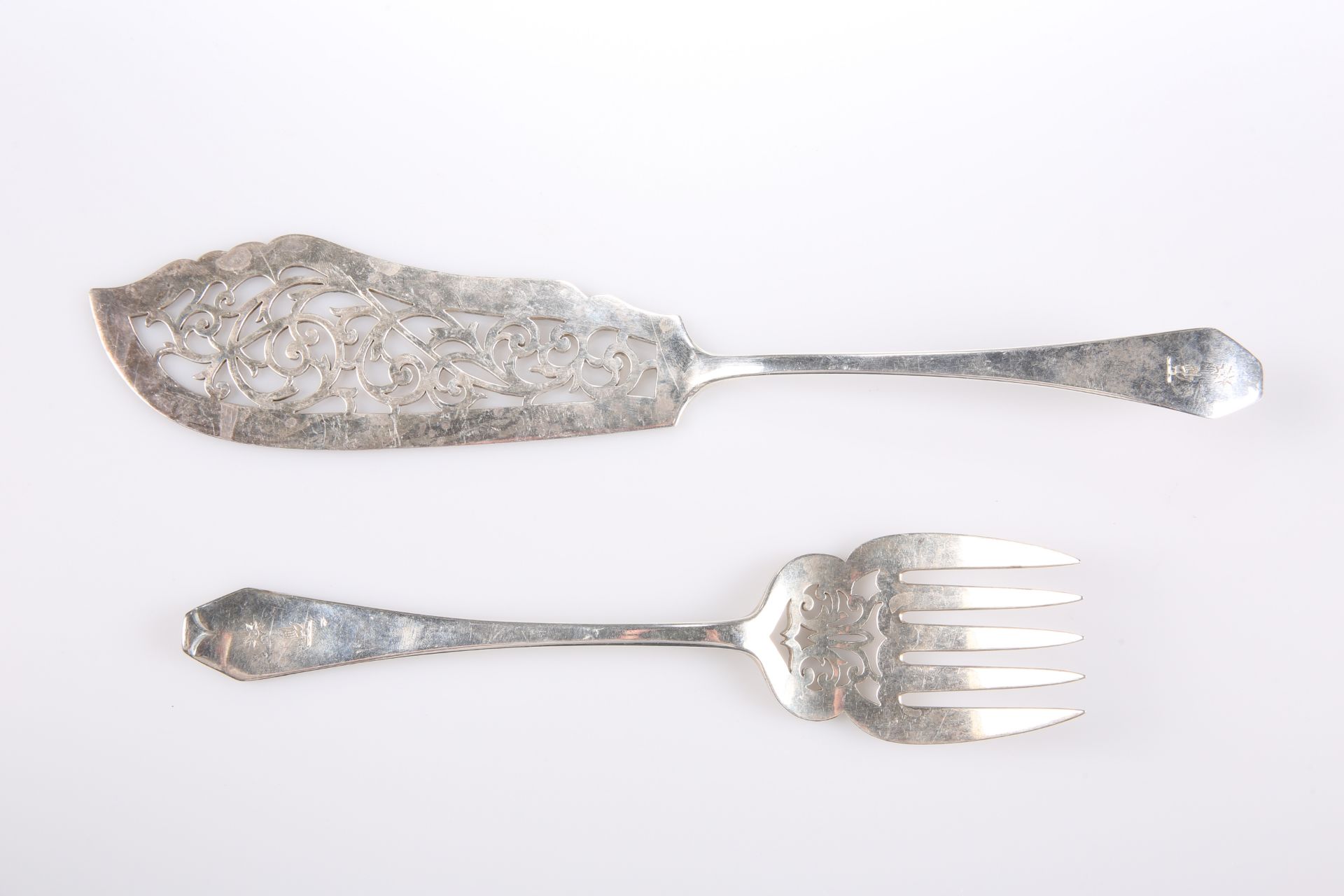 A PAIR OF EDWARDIAN SILVER COFFIN-END FISH SERVERS
