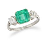 A PLATINUM EMERALD AND DIAMOND RING