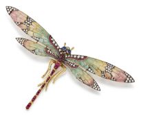AN EARLY 20TH CENTURY PLIQUE-A-JOUR AND GEMSET DRAGONFLY BROOCH