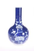 A CHINESE BLUE AND WHITE PORCELAIN BOTTLE VASE