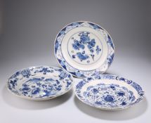 AN 18TH CENTURY DELFT BLUE AND WHITE ALMS DISH