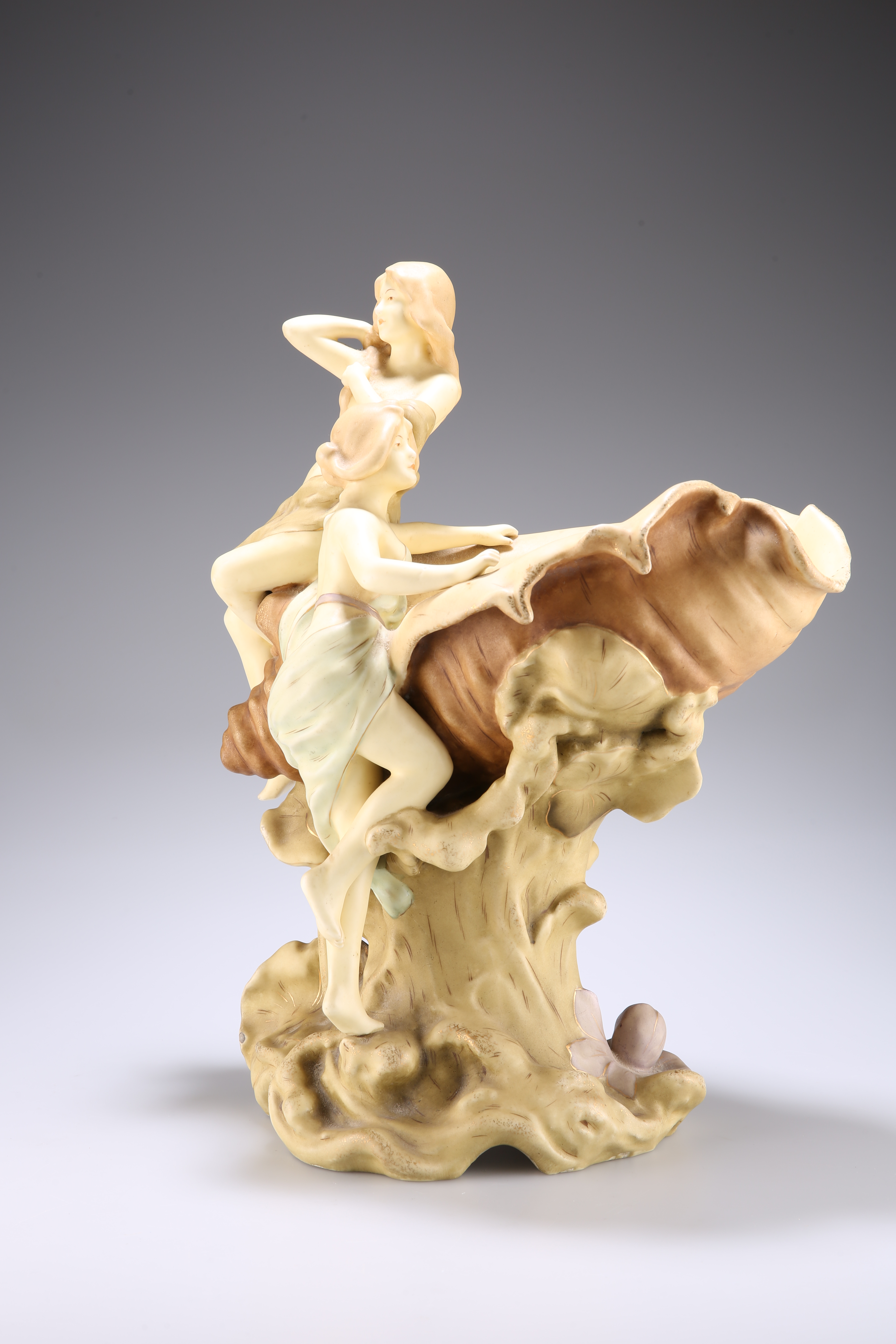 A CONTINENTAL PORCELAIN CENTREPIECE, EARLY 20TH CENTURY