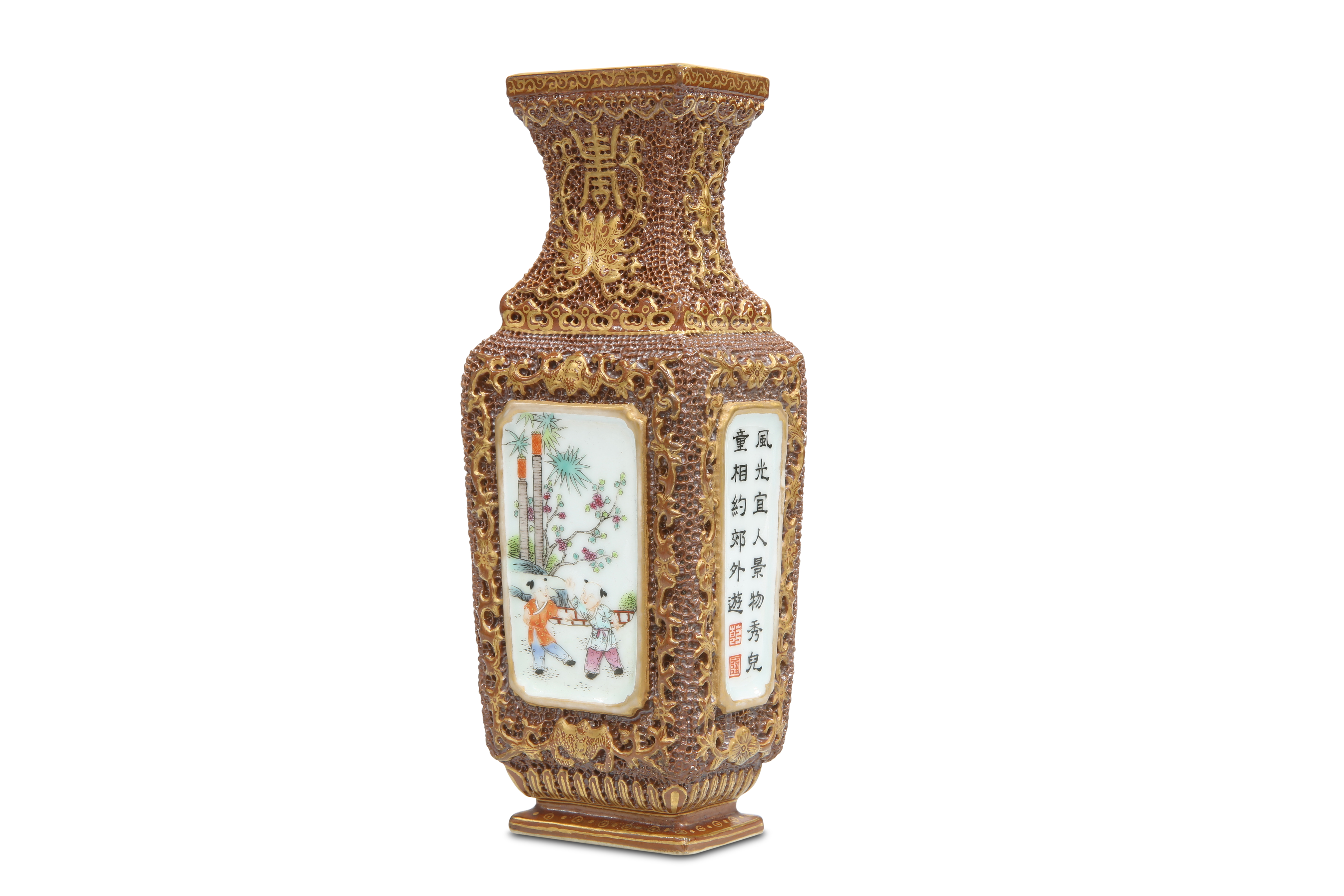 A CHINESE FAMILLE ROSE PORCELAIN VASE