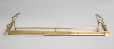 AN EARLY 20TH CENTURY BRASS EXTENDING FENDER