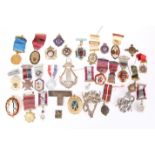 A LEATHER COLLAR BOX CONTAINING FRATERNAL SOCIETY JEWELS AND MEDALS,